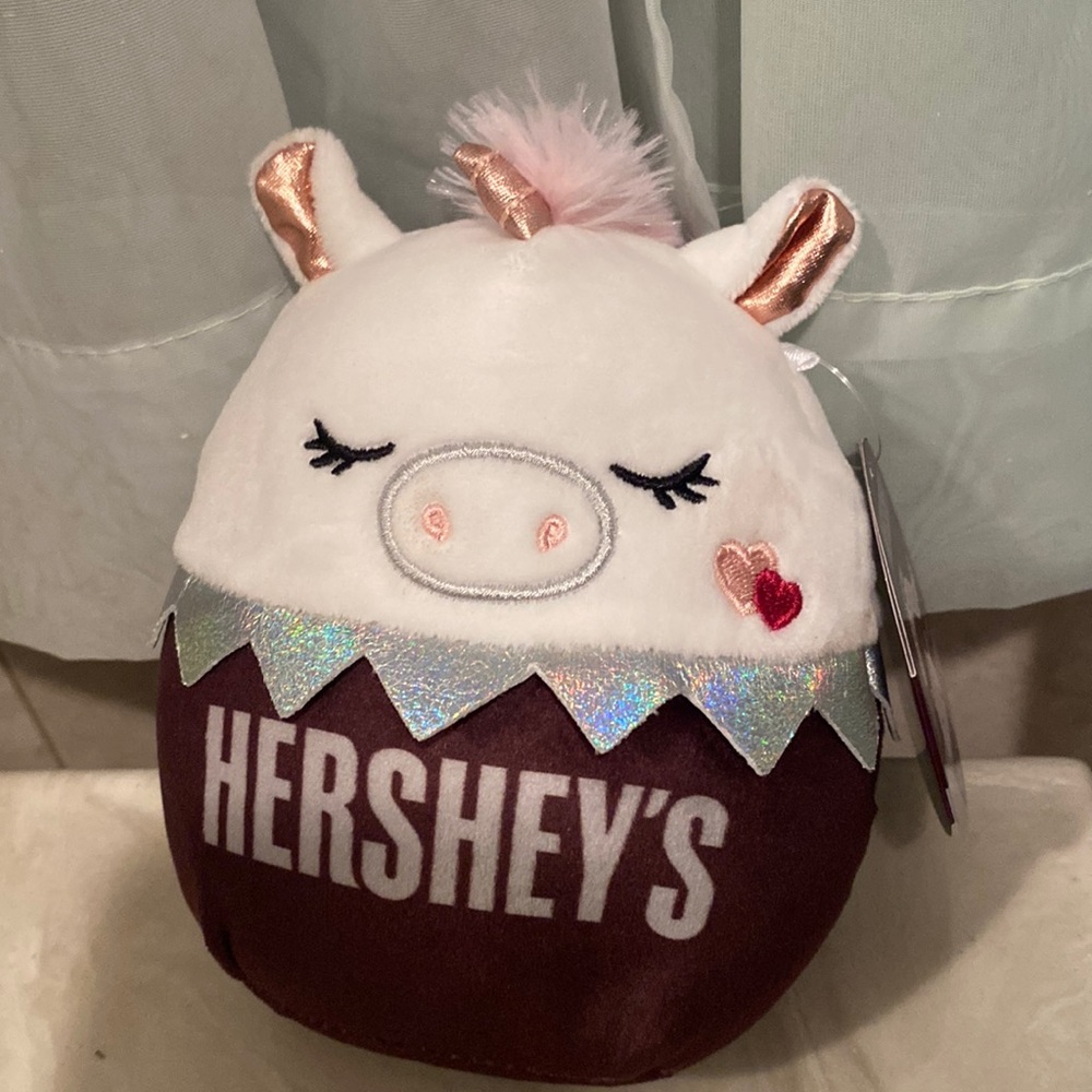 BRAND NEW WITH TAGS SQUISHMALLOW SOFIA